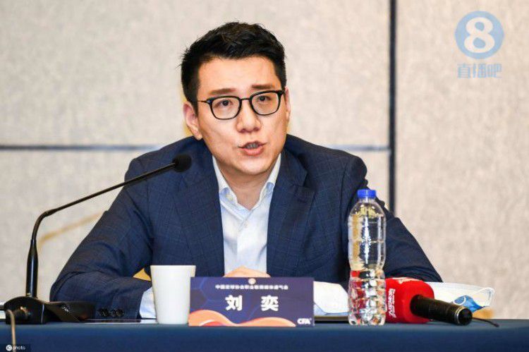 除了这份价值2600万英镑的球鞋合同之外，阿迪达斯将为阿诺德设计签名系列球鞋。